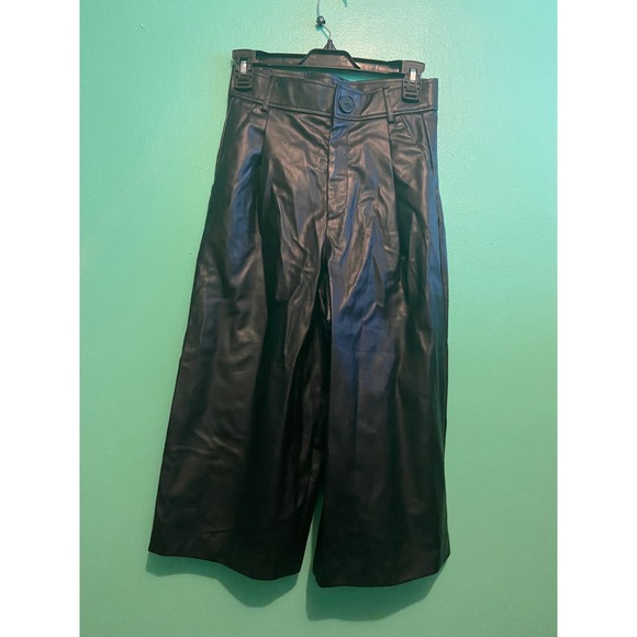 Zara Pants - ZARA XS Pleather Capris